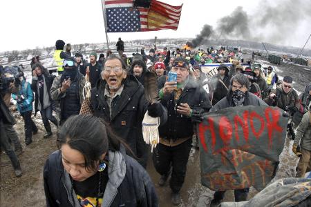 Jahre nach großen Protesten gegen eine umstrittene Öl-Pipeline in den USA ist nun ein aufsehenerregendes Urteil ergangen. (Archivbild) Jahre nach großen Protesten gegen eine umstrittene Öl-Pipeline in den USA ist nun ein aufsehenerregendes Urteil ergangen. (Archivbild)