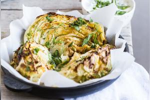 Im Ofen geröstet: Weißkohl-Steaks mit knusprigen Kernen