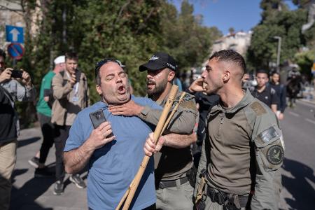 Israelische Medien berichteten von Polizeigewalt bei Protestkundgebungen in Israel. Israelische Medien berichteten von Polizeigewalt bei Protestkundgebungen in Israel.