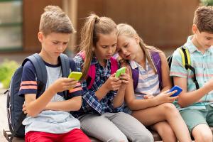 Minister fordert "Smartphone-Schutzzonen": Hessen will Handys an Schulen verbieten