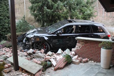 Auto durchschlägt Ziermauer eines Wohnhauses Auto durchschlägt Ziermauer eines Wohnhauses