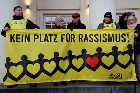 Vereine und Verbände, die sich für die Interessen von Menschen einsetzen, die von Rassismus betroffen sind, beklagen, dass ihre Perspektive da, wo Entscheidungen getroffen werden, häufig fehle. (Archivbild)