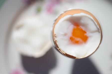 Die Deutschen Gesellschaft für Ernährung empfiehlt ein Ei pro Woche, zum Beispiel als Frühstücksei. (Archivbild)