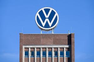 Gekürzte Betriebsratsvergütung: Beweislast liegt bei VW