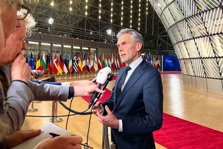 Beim Beantworten von Presse-Fragen zeigte sich der niederländische Ministerpräsident Dick Schoof zufrieden: 