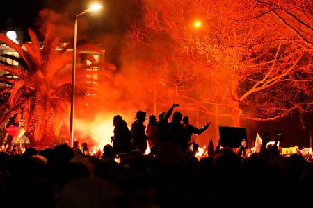 Die Demonstranten werfen Erdogan vor, seinen größten Rivalen durch die Festnahme ausschalten zu wollen. 