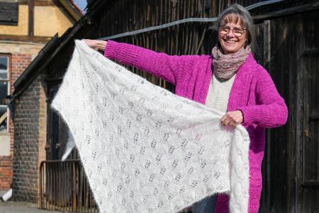 Weberin Svenja Suhr mit ihrem Dreieckstuch aus Hundewolle: Die Wolle fühlt sich so flauschig an wie Angora. 