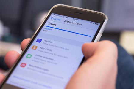 Limits festlegen: Die Bildschirmzeit auf dem Smartphone gibt Auskunft über die Nutzung von Telefon und Apps - und erlaubt das Einstellen von Zeitkonten für einzelne Tätigkeiten.