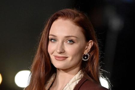 Sophie Turner ist zwar keine Amerikanerin, lebte aber länger in den USA, war mit dem Sänger Joe Jonas verheiratet. Die Ehe ist Vergangenheit, und Sophie zog mittlerweile wieder zurück ins Vereinigte K ...