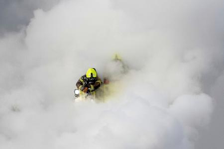 Feuerwehrleute konnten den Brand inzwischen eindämmen.