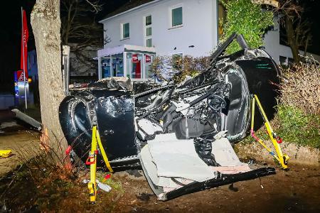 Das Auto, in dem die beiden Frauen saßen, wurde durch den Zusammenprall von der Fahrbahn geschleudert und zwischen zwei Bäumen eingeklemmt.