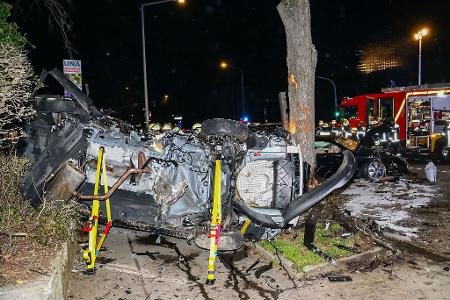 Die beiden Insassinnen erlagen noch am Unfallort ihren schweren Verletzungen. 