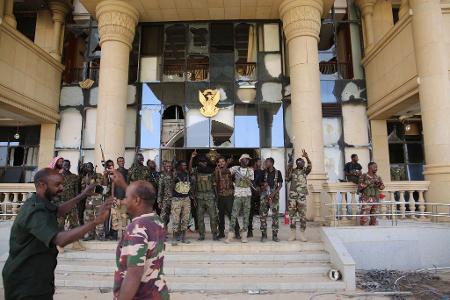 Sudanesische Soldaten feiern die Einnahme des Präsidentenpalastes