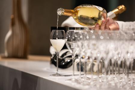 Die Champagner-Korken knallen seltener in Deutschland. (Symbolbild)