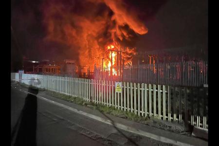 Ein Brand in einem Umspannwerk in der Nacht auf Freitag hatte zu der Flughafenschließung geführt. 