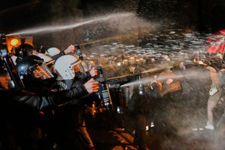 Auch Pfefferspray kommt zum Einsatz. 