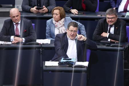 Michael Kaufmann (AfD - auf dem Foto ganz rechts) sitzt im Bundestag neben Fraktionskollegin Beatrix von Storch. (Archivfoto)