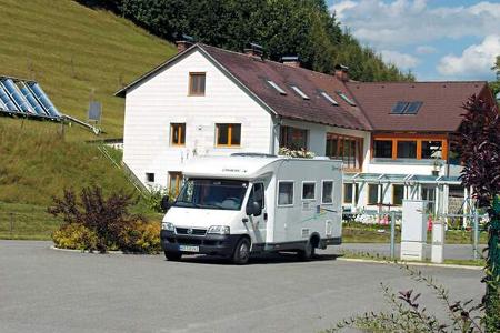 Stellplatz am Freibad in Königswiesen, Österreich