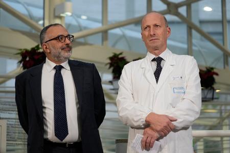 Nach Angaben der Ärzte soll Franziskus zwei weitere Monate Ruhe halten.
