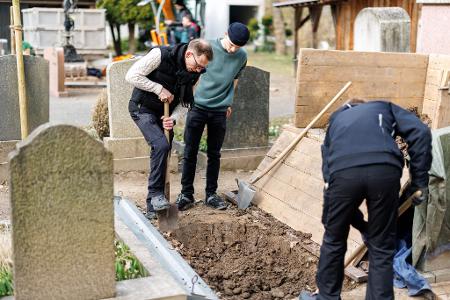 In manchen Regionen Deutschlands heben Bestatterinnen und Bestatter die Gräber aus. Daher gibt es in Münnerstadt auch einen Lehrfriedhof.