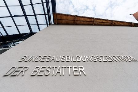 Zum Bundesausbildungszentrum für Bestatter in Münnerstadt kommen Azubis aus ganz Deutschland.