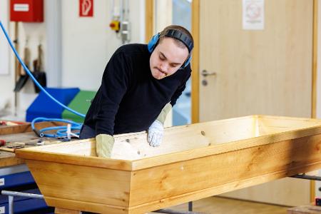 Bei der Sarggestaltung ist handwerkliches Geschick gefragt.