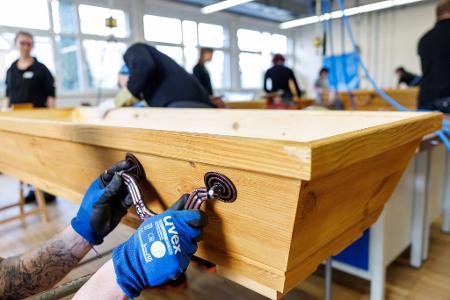 Griffe werden nach Kundenwünschen individuell an Särge angebracht.