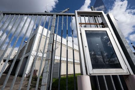 In Stuttgart-Stammheim fanden zahlreiche der Prozesse gegen RAF-Mitglieder statt. Der Gerichtssaal aus den Siebzigern wurde inzwischen abgerissen und durch einen Neubau ersetzt. (Archivbild)