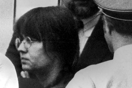 Noch vor dem Ende des Prozesses begeht Ulrike Meinhof in ihrer Zelle Selbstmord. (Archivbild)