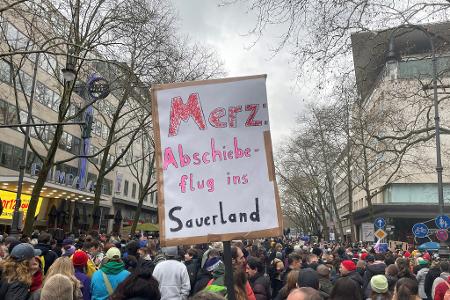 Manche Demonstranten wünschen sich Friedrich Merz ins Sauerland zurück (Archivbild).