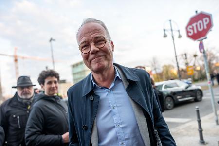 Zumindest die Stimmung scheint gut. SPD-Generalsekretär Matthias Miersch auf dem Weg zur ersten Runde der Koalitionsverhandlungen. (Archivfoto) 