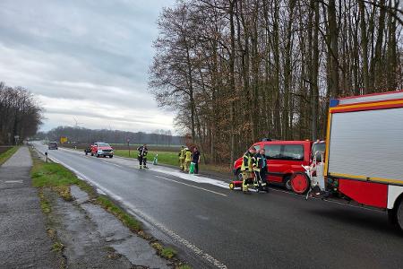 2 Löschzüge unterstützten die hauptamtlichen Kollegen beim Abstreuen 2 Löschzüge unterstützten die hauptamtlichen Kollegen beim Abstreuen
