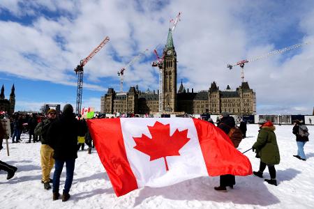 Die kanadische Flagge vor dem Parlament in Ottawa. (Archivbild)