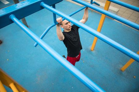 Wie komme ich jetzt da hoch? Um Klimmzüge zu schaffen, müssen Hobby-Sportlerinnen und -Sportler erst einmal Kraft aufbauen. 