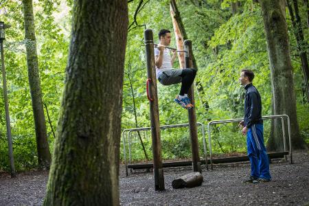 Im Fitnessstudio, im Park, zu Hause: Für Klimmzüge braucht es nicht mehr als eine Stange. 