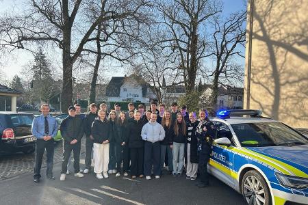 Polizeibeamte besuchen zukünftigen Nachwuchs