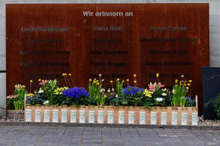 18 Kerzen erinnern auf dem Schulhof des Joseph-König-Gymnasiums an die Schülerinnen und Schüler sowie ihre Lehrerinnen, die bei dem Absturz ihr Leben verloren.