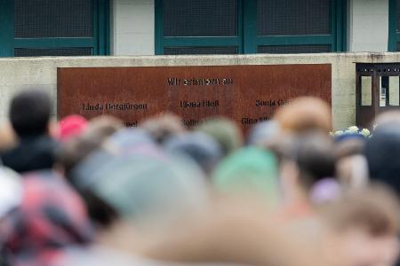Hunderte Menschen kamen in Haltern an der Gedenkstelle auf dem Schulhof zusammen.