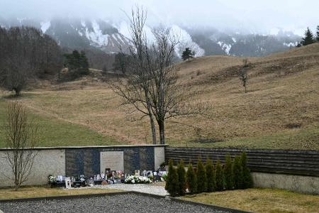 An der Gedenkstätte in Le Vernet vor den schneebedeckten Alpen sind viele nahe Angehörige der Absturzopfer zusammengekommen.