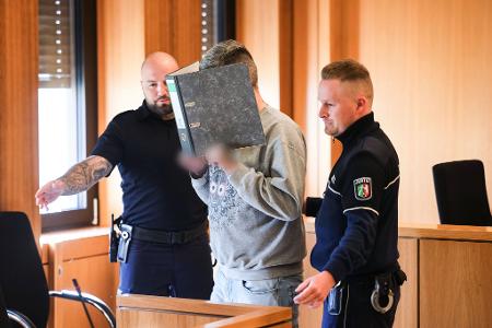 Der Angeklagte habe sich zum Herrn über Leben und Tod aufgeschwungen, sagte der Staatsanwalt.
