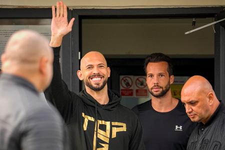 Andrew und Tristan Tate haben sich in Bukarest bei der Polizei gemeldet. 