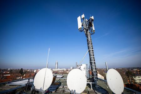 Hier wird ein Telekom-Funkmast verbessert - anderswo haben die Netzbetreiber solche Arbeiten noch vor sich. (Archivbild)