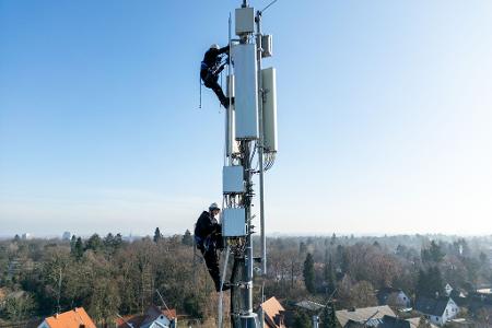 Hoch hinaus müssen diese Telekom-Techniker klettern. (Archivbild)