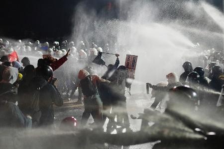 Bei den Protesten in Istanbul setzte die Polizei am Sonntagabend auch Wasserwerfer ein. Bei den Protesten in Istanbul setzte die Polizei am Sonntagabend auch Wasserwerfer ein.