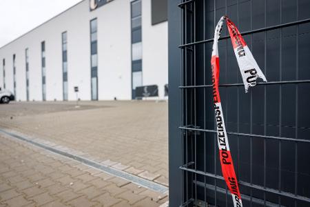 Noch in der Nacht stellten Spezialisten der Mordkommission Spuren am Tatort sicher. 