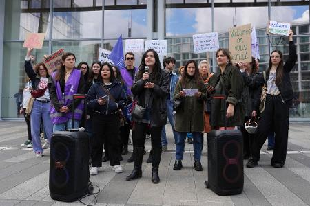 Der Prozessauftakt war von Protest begleitet.