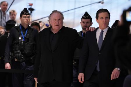 Beim Gang in den Gerichtssaal stützte Depardieu sich leicht auf seinen Anwalt.