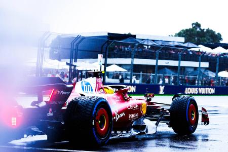 Strategie-Panne zum Auftakt - Nicht viel weniger ärgerlich ist der Strategie-Patzer ein Rennen zuvor in Australien. Während die Konkurrenz sich Regenreifen holt, bleibt das Ferrari-Duo viel zu lange auf Slicks draußen und verspielt somit die aussichtsreiche Chance auf einen besseren Platz, möglicherweise sogar auf dem Podium.