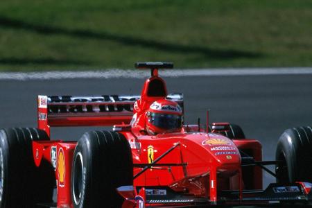 Nicht nur Sainz musste leiden - Schon lange vor Sainz ereilt den damaligen Schumacher-Vertreter Eddie Irvine beim Nürburgring-Rennen 1999 eine ganz ähnliche Panne, als nur drei der vier Reifen da waren. Irvine verlor sogar fast eine halbe Minute an der Box.