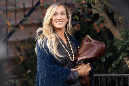 Sarah Jessica Parker ist 60. Die Schauspielerin und Produzentin ist weltweit vor allem in ihrer Rolle als Carrie Bradshaw in 'Sex And The City' und 'And Just Like That…' bekannt, und seit Jahrzehnten ... Sarah Jessica Parker ist 60. Die Schauspielerin und Produzentin ist weltweit vor allem in ihrer Rolle als Carrie Bradshaw in 'Sex And The City' und 'And Just Like That…' bekannt, und seit Jahrzehnten ...
